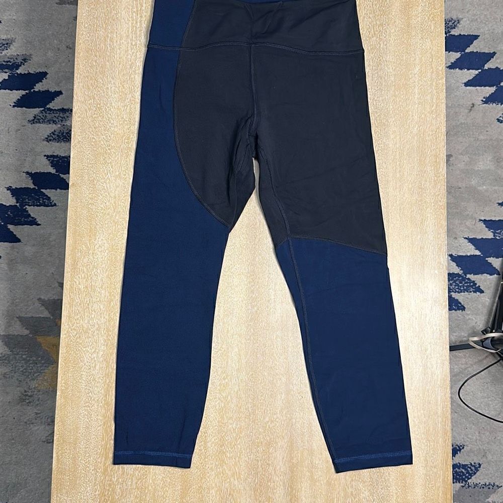 Lululemon‎ Nulu Colour Block High-Rise Crop 23"